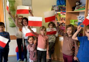 Flagi Polski wykonane przez dzieci w świetlicy
